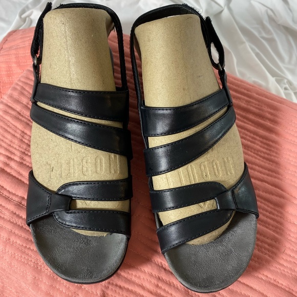 YUU ladies black strap sandal, size 8 - Picture 3 of 9